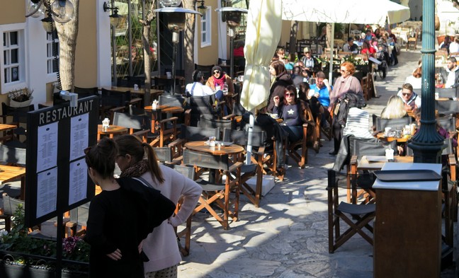 Τα κλιμάκια των δανειστών βγήκαν βόλτα στην Πλάκα