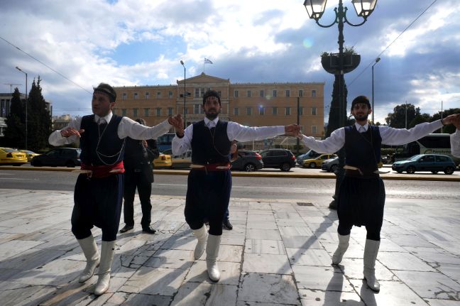 Άρχισαν οι κρητικοί χοροί μπροστά από τη Βουλή