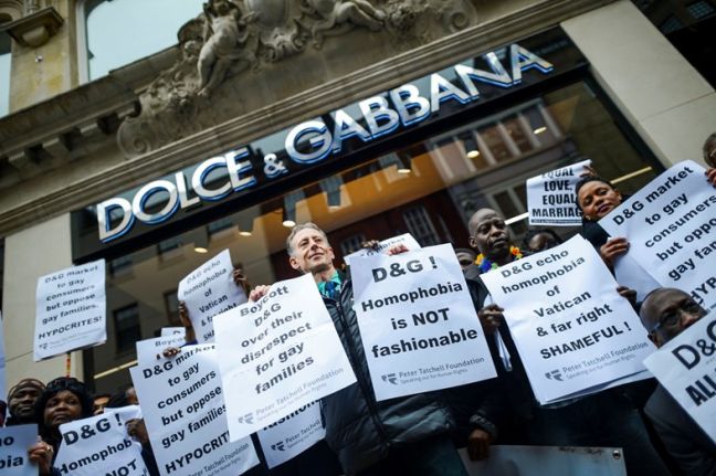 Διαμαρτυρία έξω από τη μπουτίκ των Dolce & Gabbana στο Λονδίνο