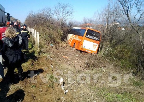 Λεωφορείο των ΚΤΕΛ με 20 επιβάτες έπεσε σε χαντάκι