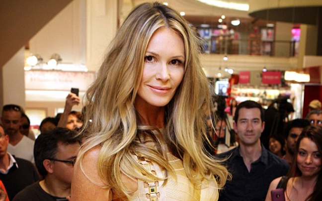 Μητέρα στα 51 της θέλει να ξαναγίνει η Elle Macpherson