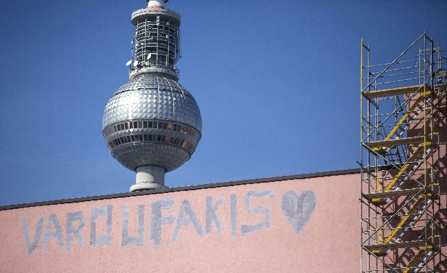 «Βαρουφάκη σ’ αγαπώ» σε τοίχο του Βερολίνου