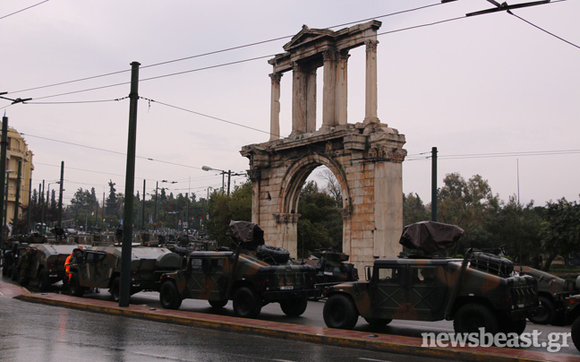 Όλα έτοιμα για τη στρατιωτική παρέλαση στο Σύνταγμα