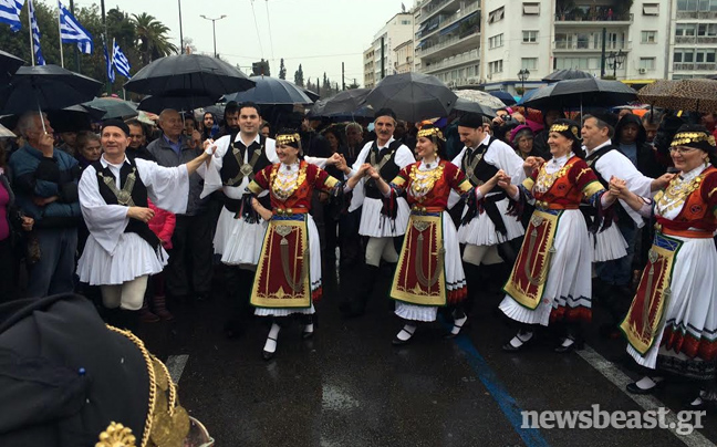 Δημοτικά τραγούδια και χοροί μετά την παρέλαση στο Σύνταγμα