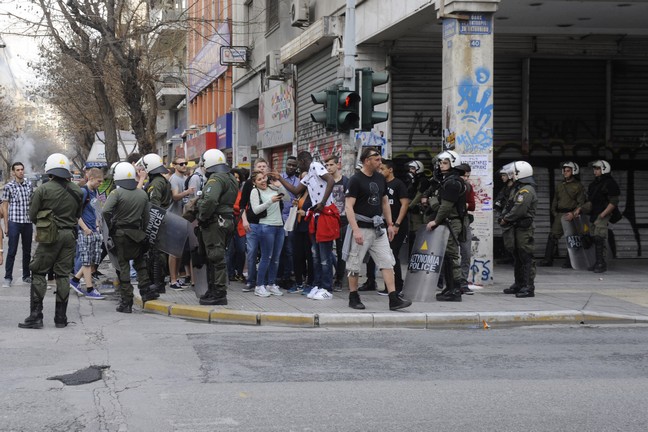 Τρεις προσαγωγές έξω από το Πολυτεχνείο