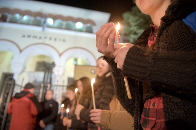 Ξαναδιαβάζουν το κόψιμο στο χέρι του Βαγγέλη Γιακουμάκη