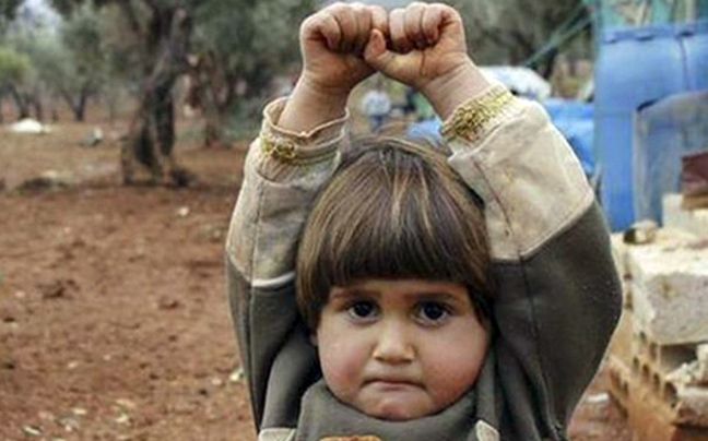 Το παιδάκι από τη Συρία που πέρασε την κάμερα για όπλο