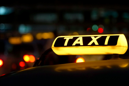Άγνωστοι προσποιήθηκαν τους πελάτες και «έγδυσαν» ταξιτζή