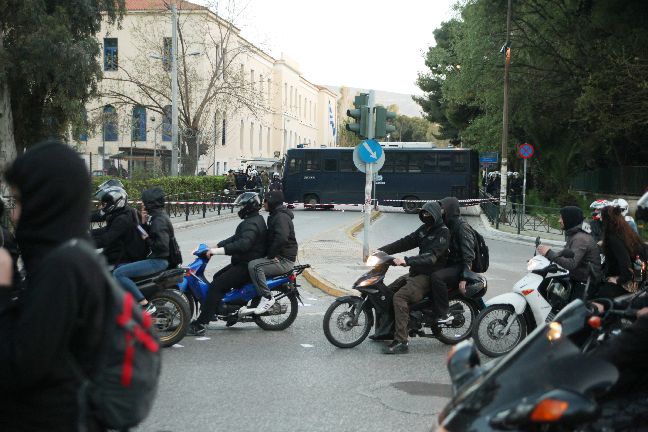 Μοτοπορεία αναρχικών στο κέντρο της Αθήνας