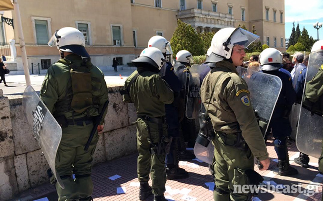 Εισβολή αντιεξουσιαστών στο προαύλιο της Βουλής