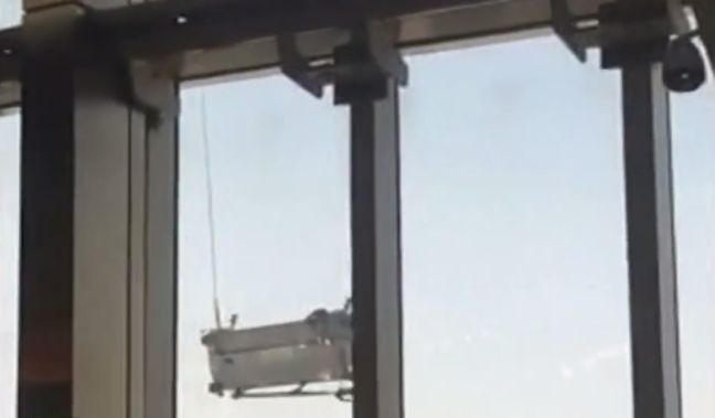Έμειναν κρεμασμένοι στον 91ο όροφο ουρανοξύστη…