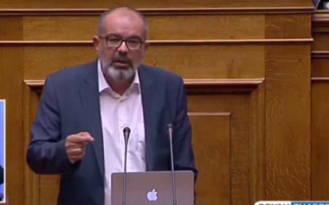 Με laptop γνωστής εταιρείας στο βήμα της Βουλής