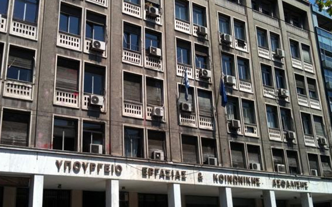 Τι απαντά το υπουργείο Εργασίας για την κατάργηση τριετιών και επιδομάτων