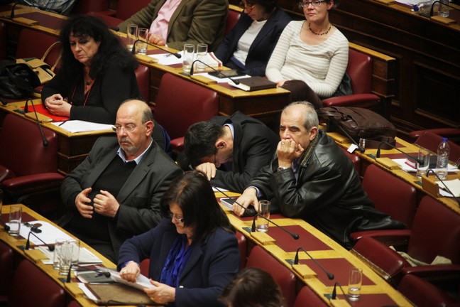 Όσα δεν έδειξαν οι κάμερες από τη μεταμεσονύχτια Βουλή