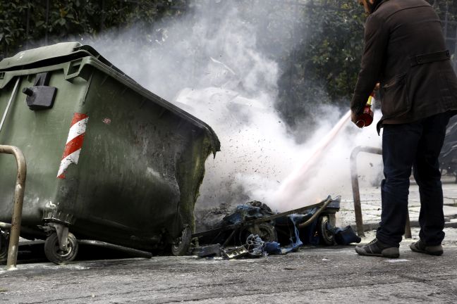 Στις φλόγες κάδοι απορριμμάτων σε δήμους της Αττικής