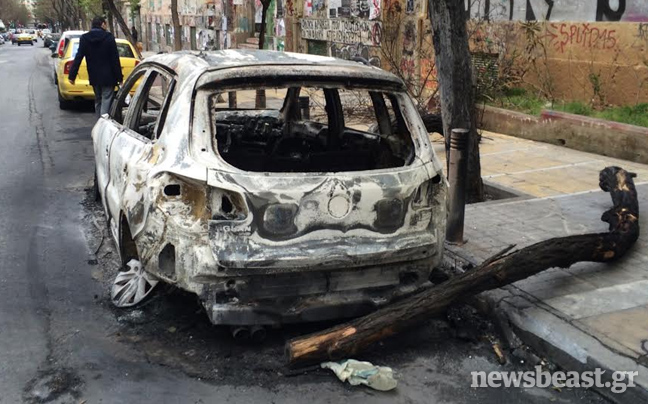 Θλιβερή η εικόνα της Αθήνας την επομένη των επεισοδίων