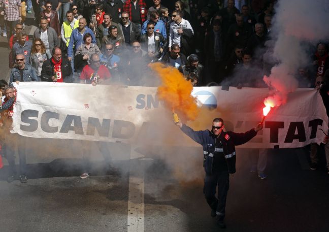 Στους δρόμους οι Γάλλοι κατά της λιτότητας