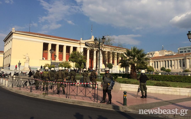 ΜΑΤ έχουν περικυκλώσει την πρυτανεία του ΕΚΠΑ