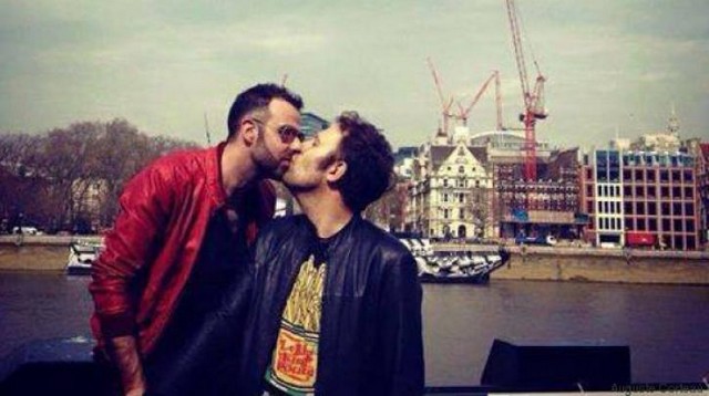 Το Facebook «κατέβασε» φωτογραφία του Κορτώ στην οποία φιλά τον σύζυγό του