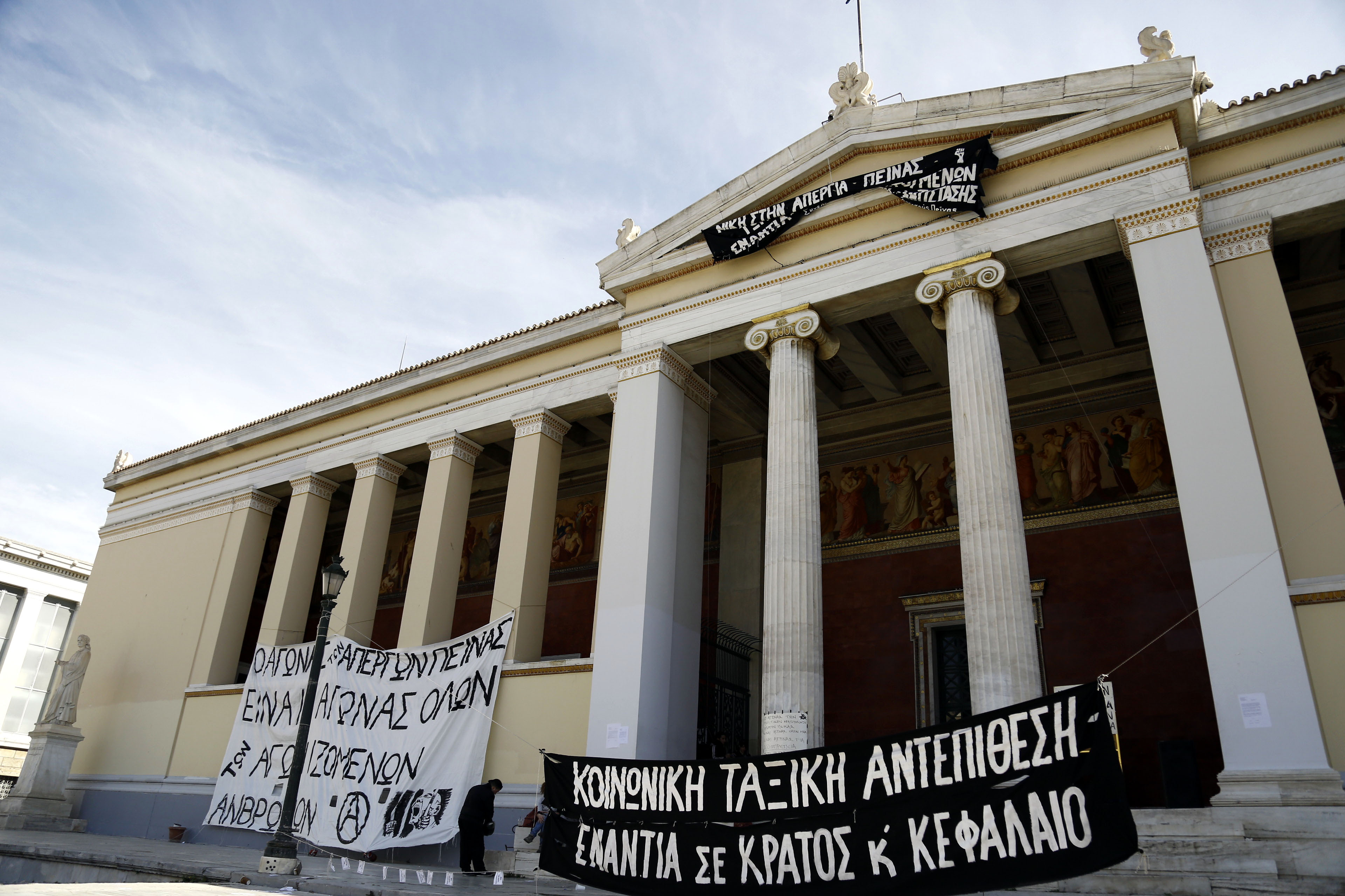 «Όργιο αστυνομοκρατίας γύρω από τα Προπύλαια»