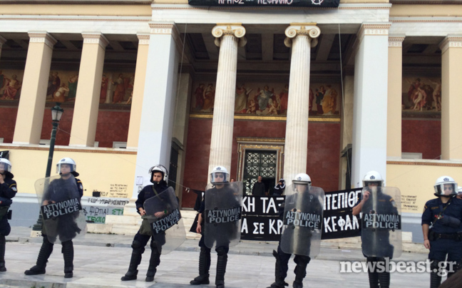 Αποκλεισμένα τα προπύλαια από δυνάμεις των ΜΑΤ