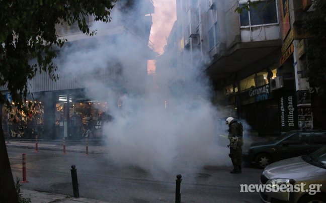 Επεισόδια και φωτιές στα Εξάρχεια