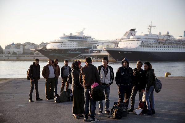 Ακόμα ένα πλοίο με 300 μετάστες και πρόσφυγες στον Πειραιά