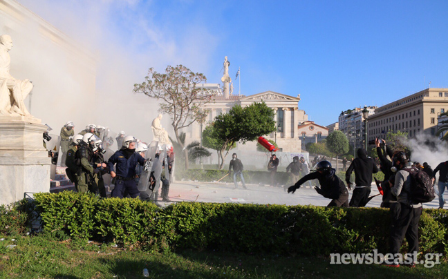 Στο «κόκκινο» η ένταση στα Προπύλαια