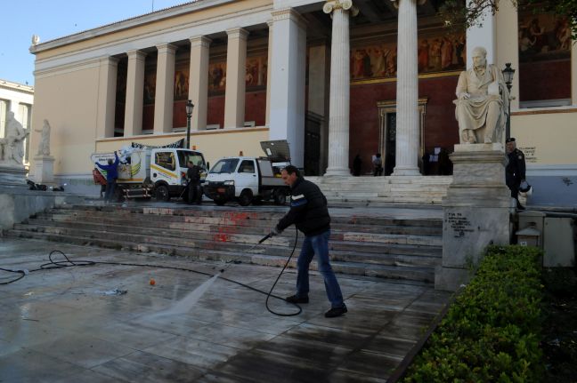 Καθαρίζουν την πρυτανεία μετά την κατάληψη