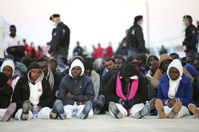 Περισσότεροι από 1.300 μετανάστες αποβιβάστηκαν στη Σικελία