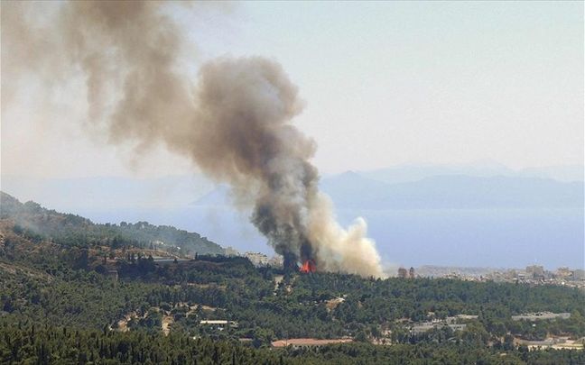 Μικρή ύφεση παρουσιάζει η πυρκαγιά στο Καρλόβασι