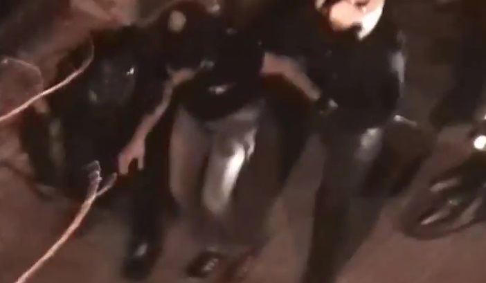 Αστυνομικοί ξυλοκοπούν και σέρνουν νεαρό στη Στουρνάρη