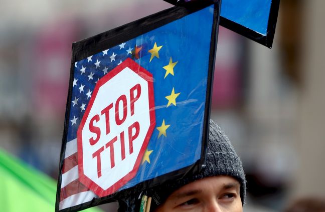 Χιλιάδες διαδηλωτές ενάντια στη συμφωνία TTIP