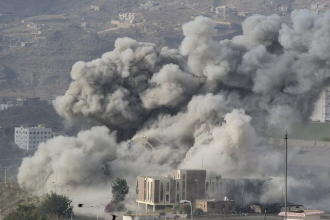 Σφυροκοπείται η Υεμένη