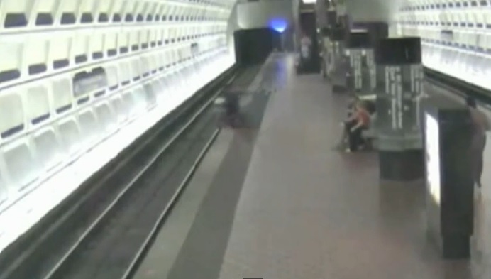 Άνδρας σε αναπηρικό αμαξίδιο έπεσε στις ράγες του μετρό