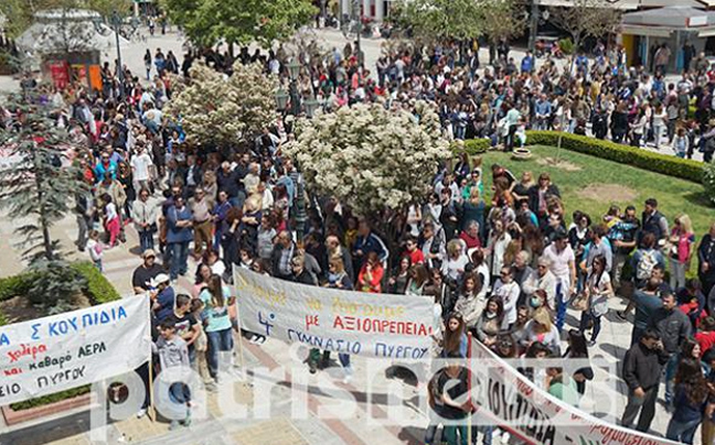 Συγκέντρωση οργής για τα σκουπίδια