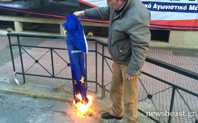 Διαδηλωτές του ΠΑΜΕ έκαψαν σημαία της Ε.Ε.
