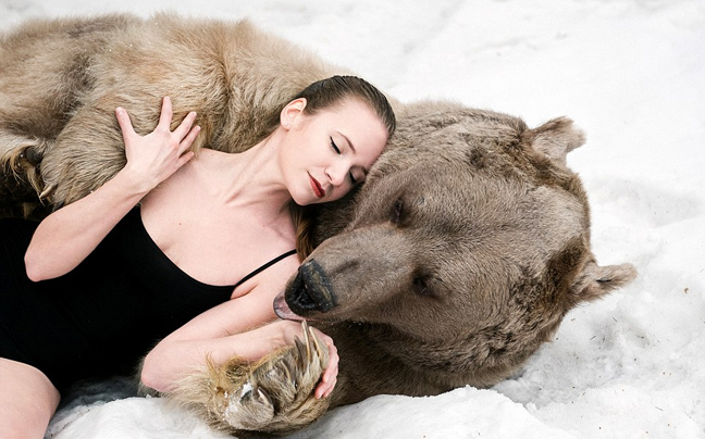 Σέξι Ρωσίδες ποζάρουν με… αρκούδες