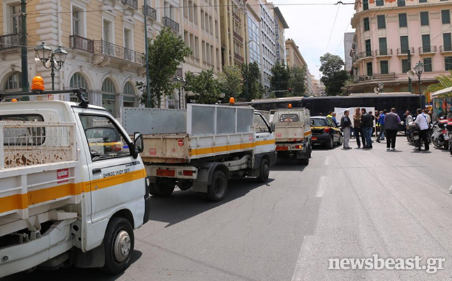 Κλούβες έφραξαν τον δρόμο σε οχήματα των δήμων