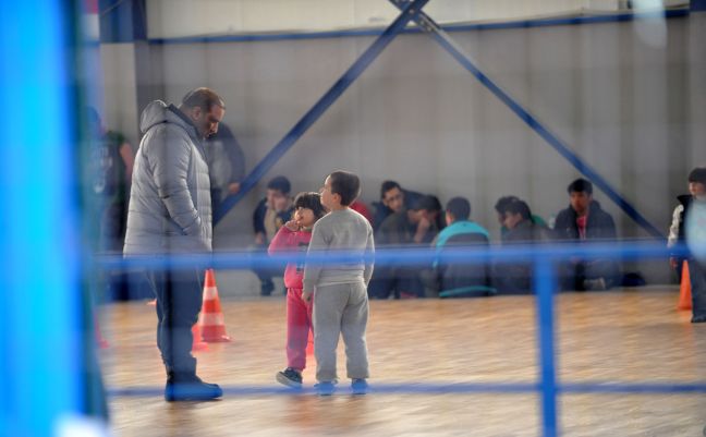 Γιατροί και νοσηλευτές στους μετανάστες στη Ραφήνα