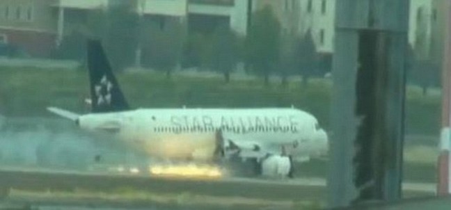 Δείτε την προσγείωση φλεγόμενου αεροσκάφους στην Τουρκία