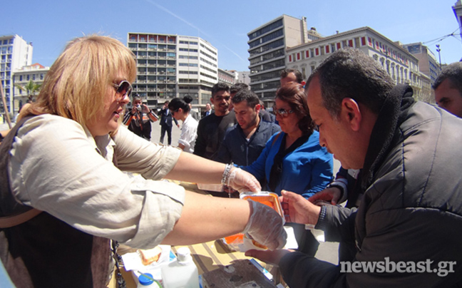 Εθελοντές μαγείρεψαν για τους μετανάστες της Ομόνοιας