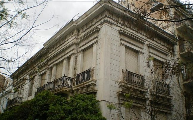 Στο… σφυρί το σπίτι της Λαμπέτη