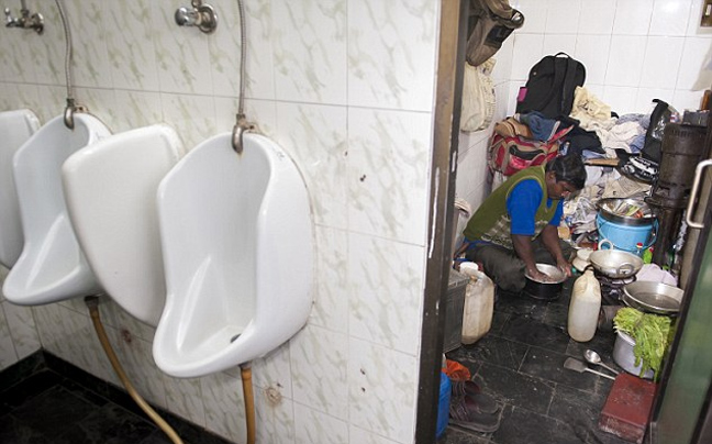 Ζει σε μία δημόσια τουαλέτα στην Ινδία και έχει το πιο απίθανο παράπονο