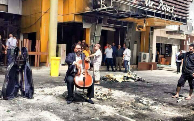 Μετά το βομβαρδισμό, πήρε το τσέλο και άρχισε να παίζει