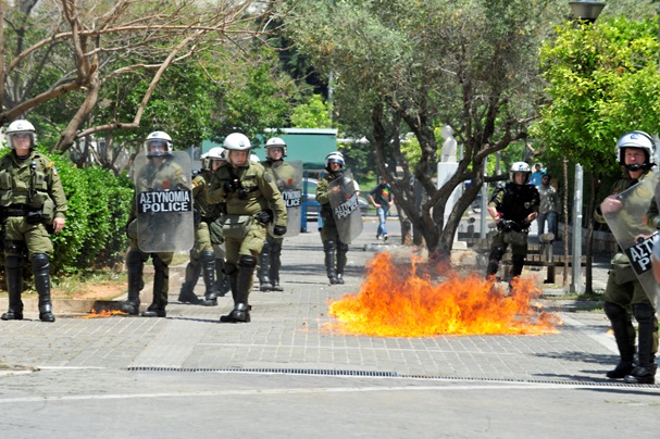 Μολότοφ κατά αστυνομικών στο κέντρο