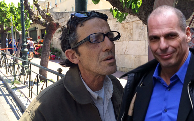 Ο Βαρουφάκης έδωσε 10 ευρώ σε άστεγο