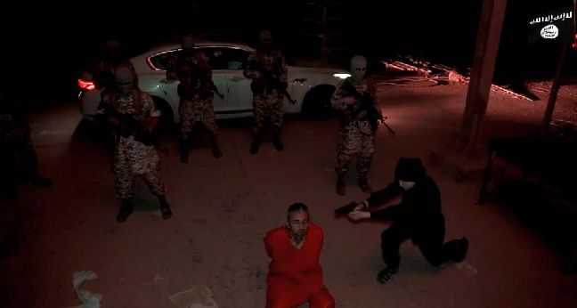 Ανήλικος τζιχαντιστής εκτελεί εν ψυχρώ όμηρο του Ισλαμικού Κράτους