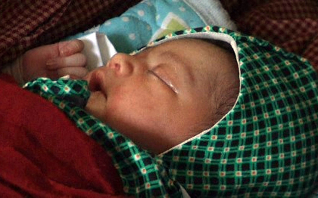 Τα τυχερά μωρά που γεννήθηκαν μέσα στα ερείπια του Νεπάλ