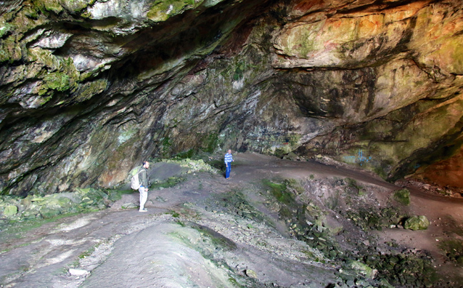 Η σπηλιά του Νταβέλη και τα μυστικά της νοτιοδυτικής πλευράς του Πεντελικού